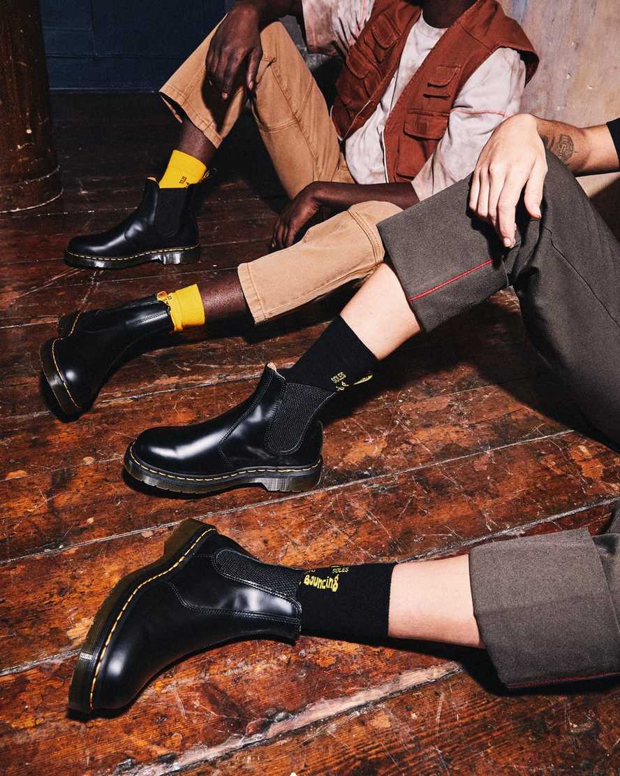 botas chelsea dr martens 2976 lisas con puntadas amarillas para hombre color negro