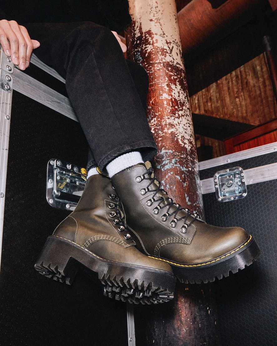 botas de tacón dr martens leona para mujer en color marrón