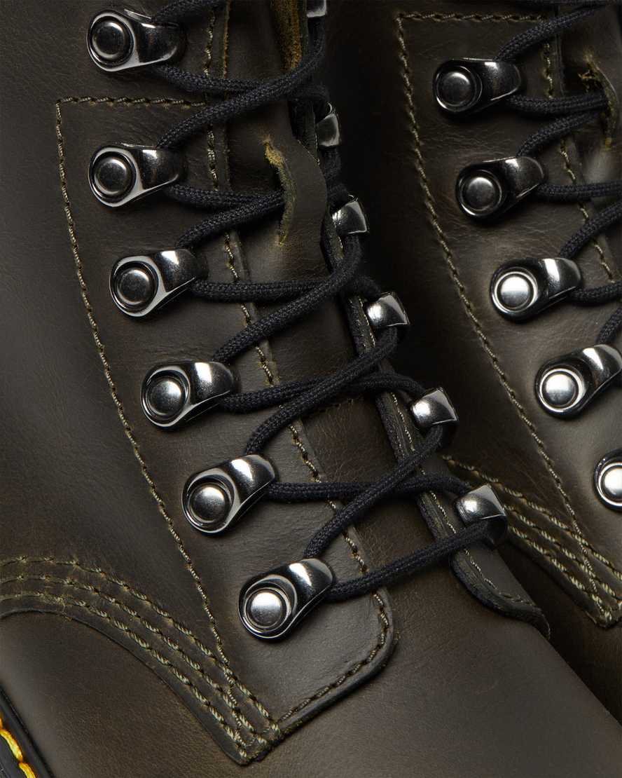 botas de tacón dr martens leona para mujer en color marrón