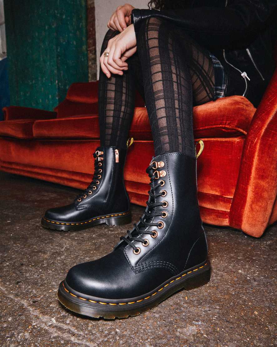 botas de media caña dr martens 1490 negras con herrajes en oro rosa para mujer