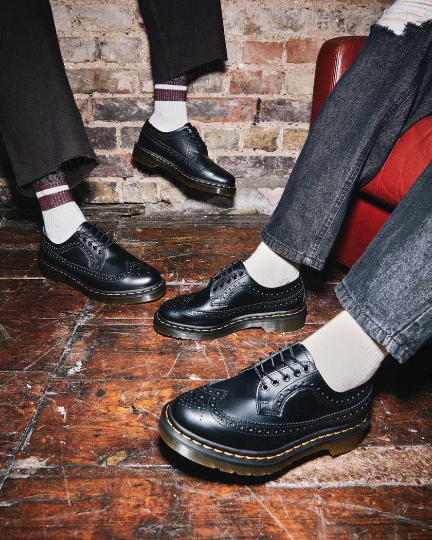 zapatos brogue negros dr martens 3989 con puntadas amarillas y suaves para mujer