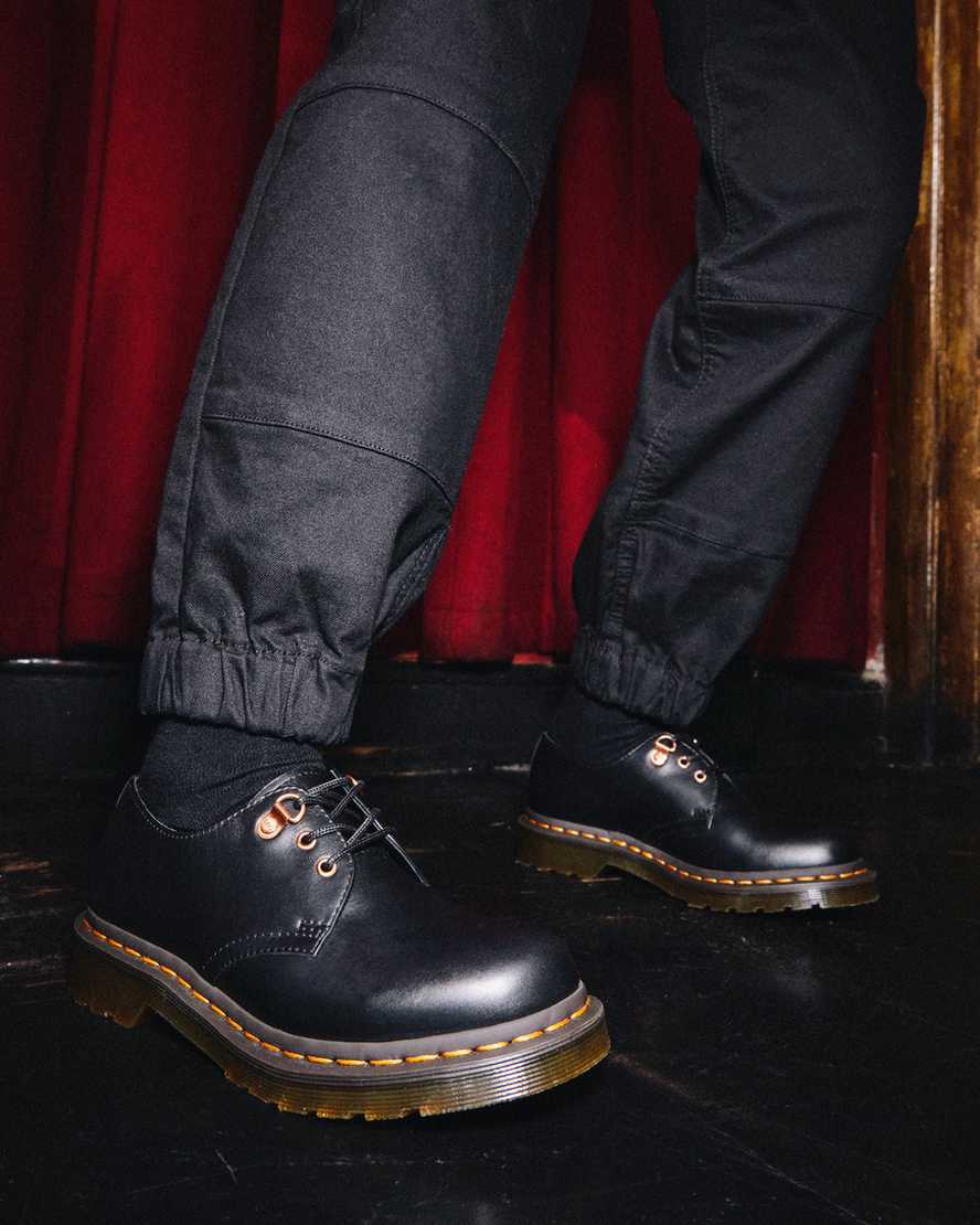 zapatos casuales negros dr martens 1461 con herrajes en oro rosa para mujer