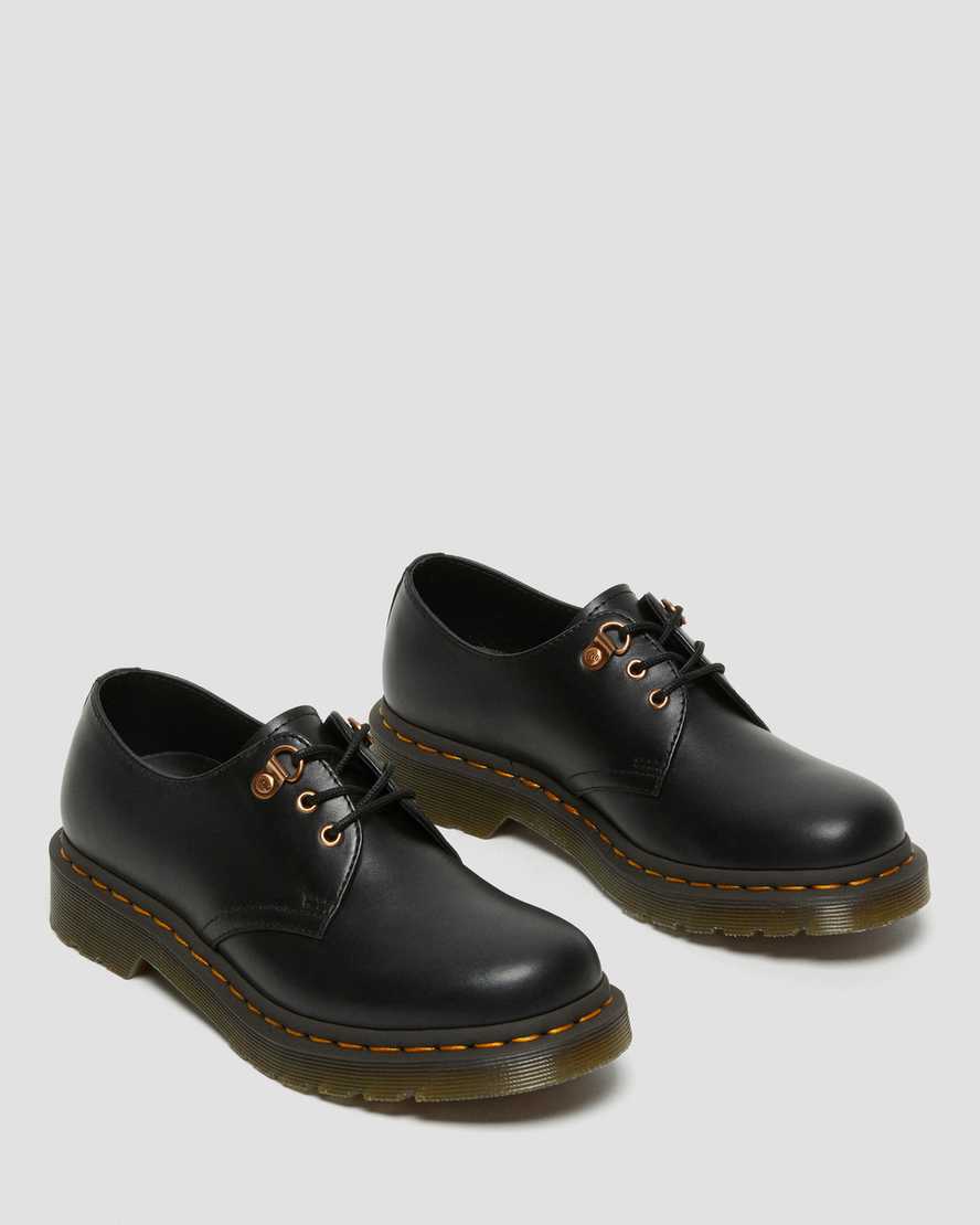 zapatos casuales negros dr martens 1461 con herrajes en oro rosa para mujer