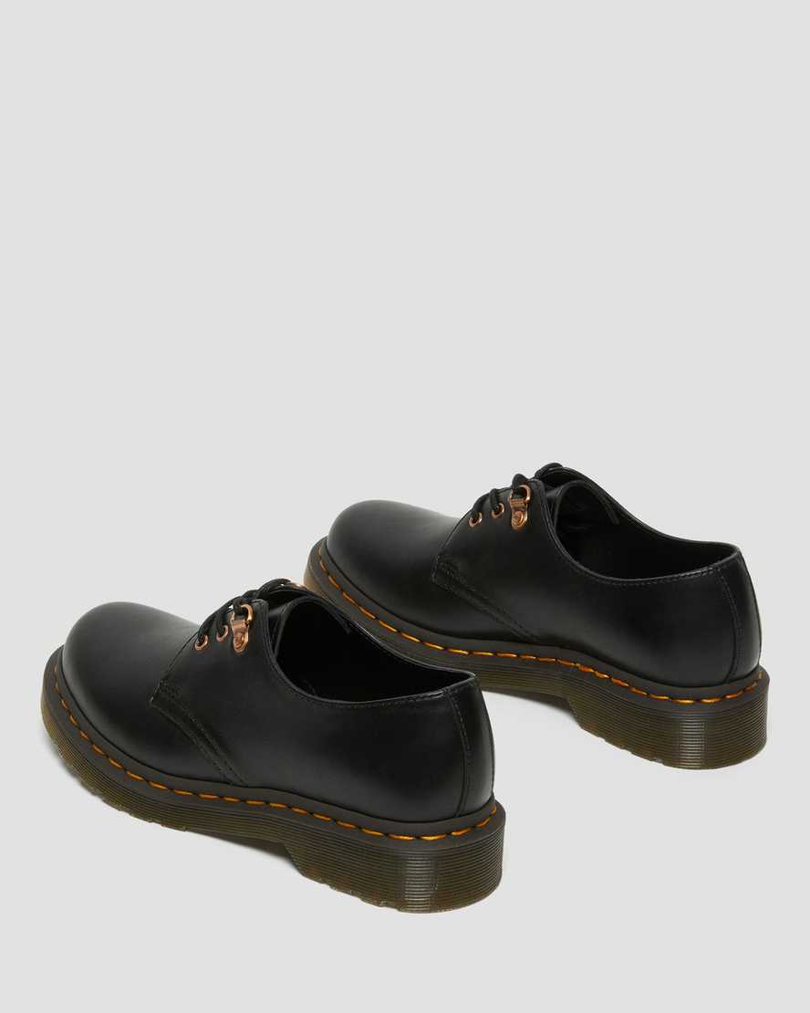 zapatos casuales negros dr martens 1461 con herrajes en oro rosa para mujer