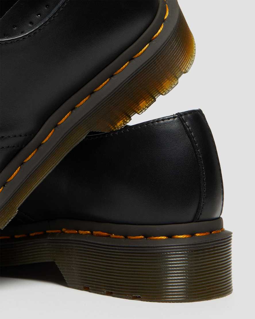 zapatos casuales negros dr martens 1461 con herrajes en oro rosa para mujer
